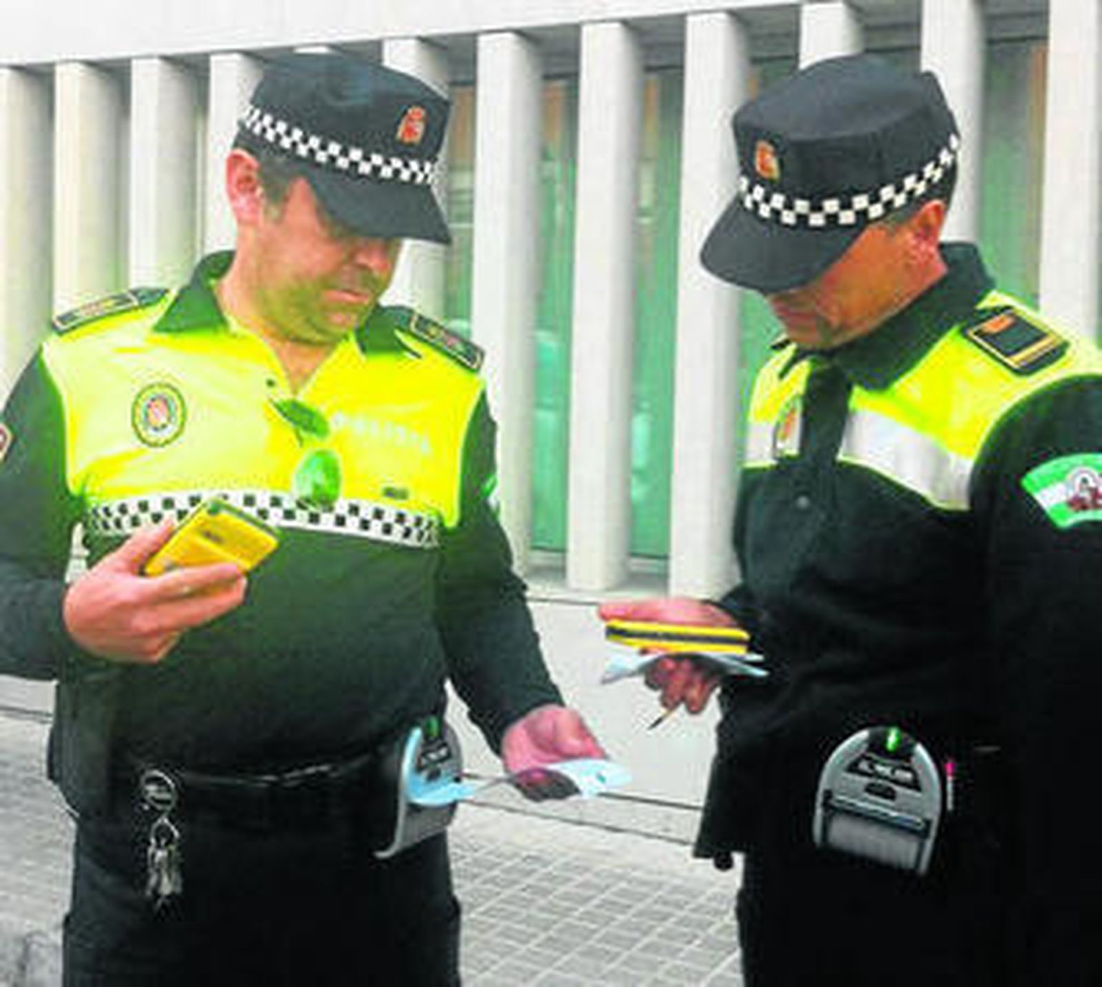 Dos agentes de la Policía Local que ya trabajan con la aplicación Appolo.
