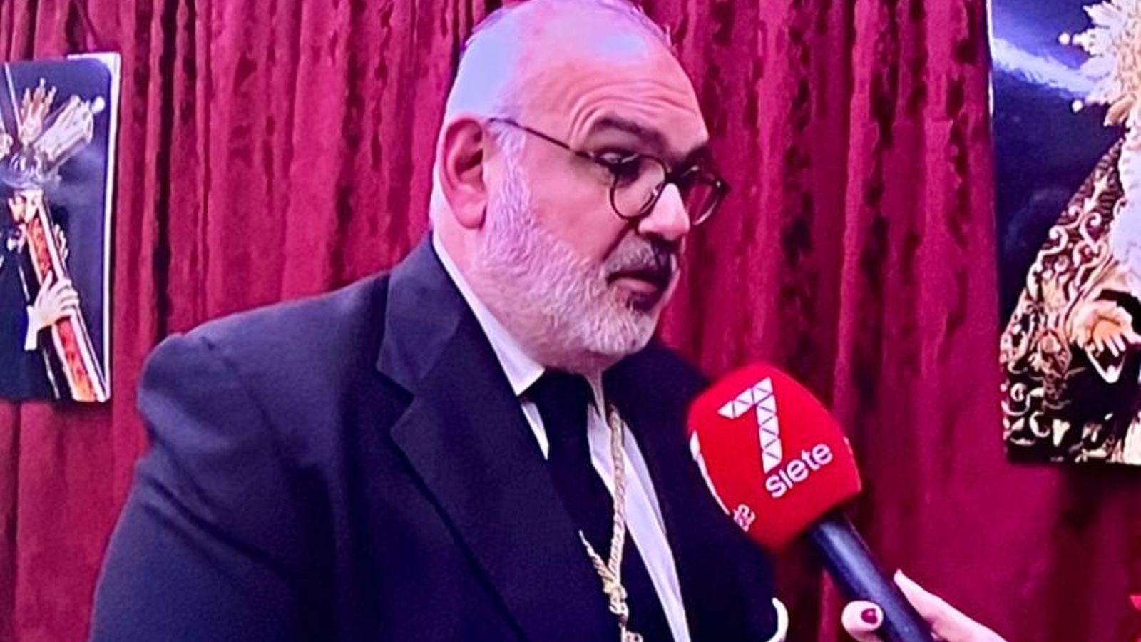 El hermano mayor de la O, ejemplar al atender a los medios sin estar ya revestido con el hábito nazareno.