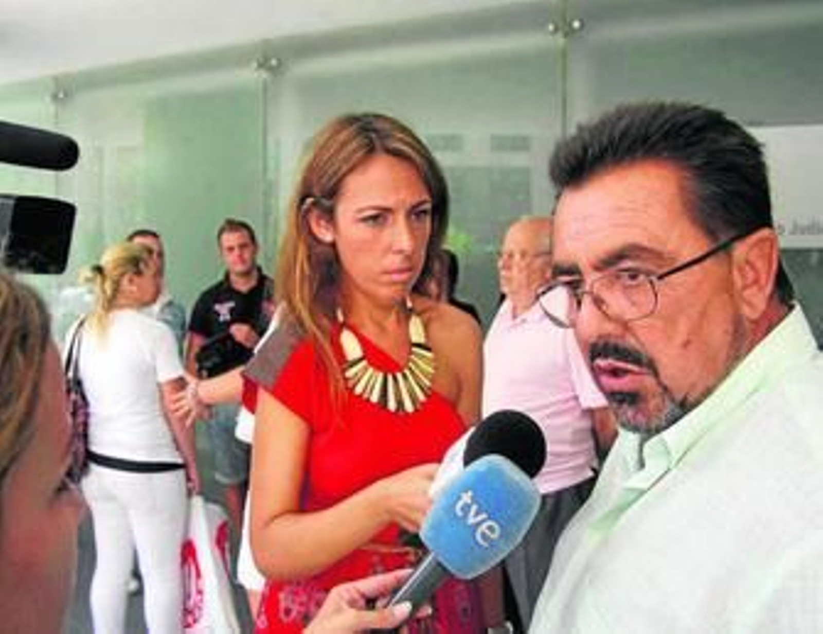 Julián Reyes, padre de Silvia, atiendía ayer a los periodistas fuera de los juzgados del edificio Noga.