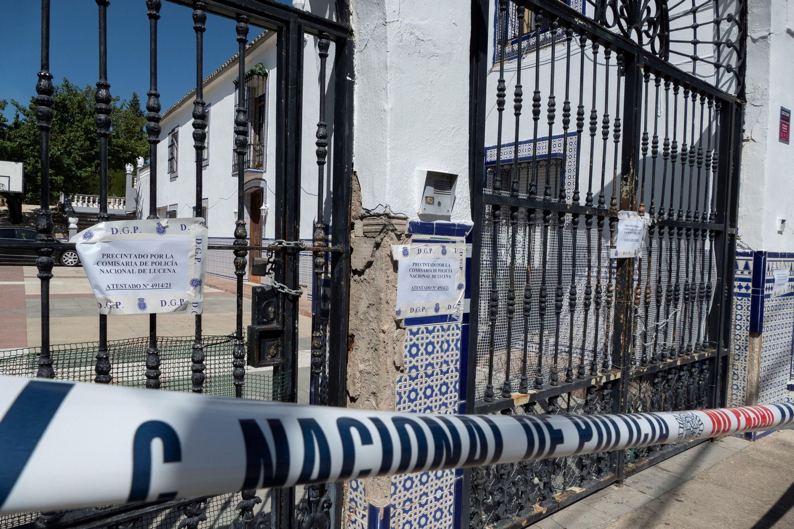 Vivienda precintada en Lucena donde se produjo la muerte del niño.