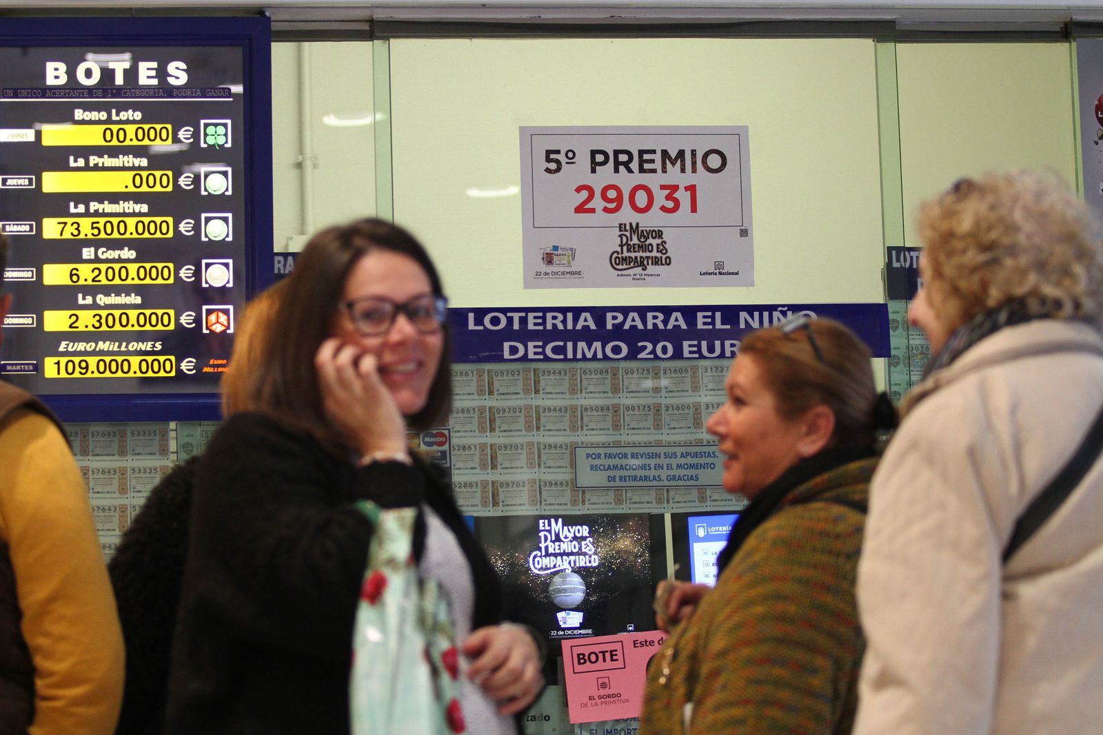 Alegría en Huelva tras tocar por primera vez el gordo en la capital.
