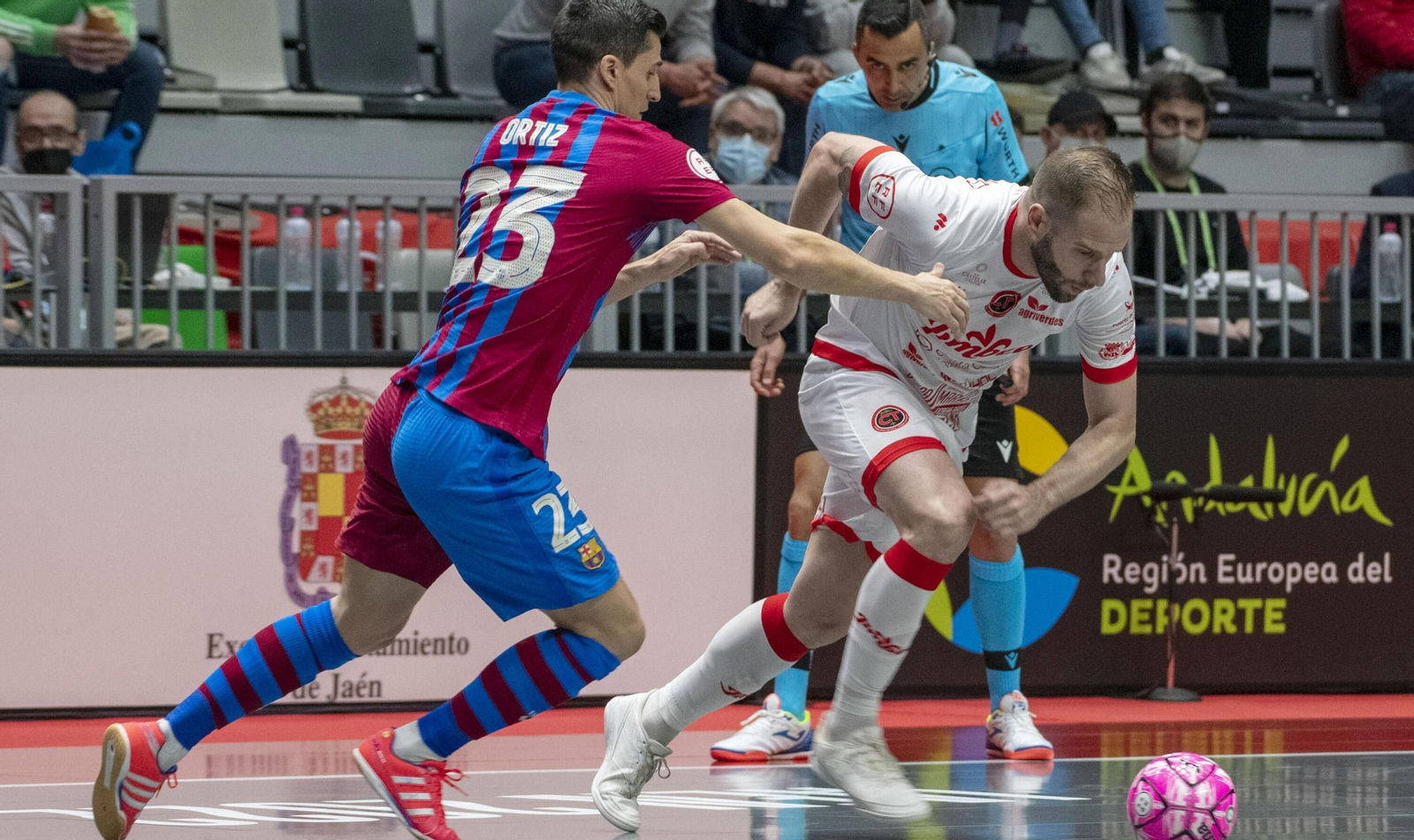 Solano es presionado por el jugador del Barça, Ortiz.