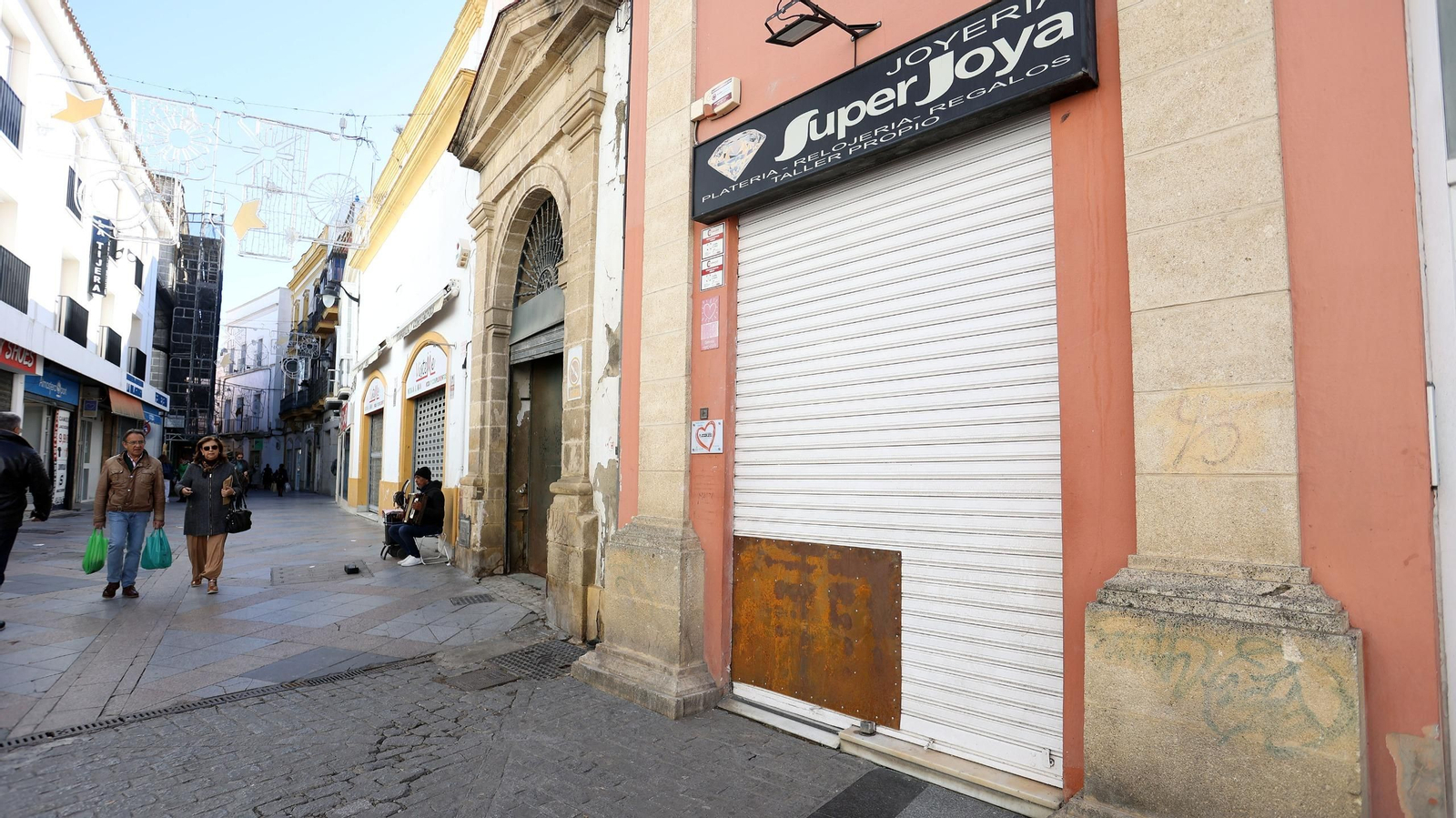 Fachada de la Joyería SuperJoya, que permanece cerrada tras el robo.