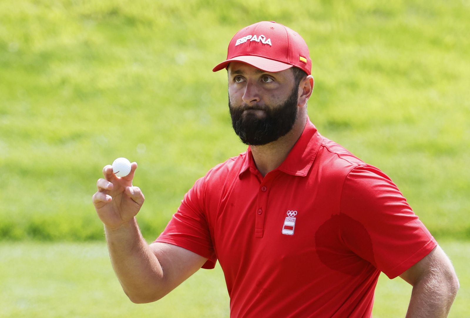 Jon Rahm, con gesto serio en la segunda parte del circuito del último día.