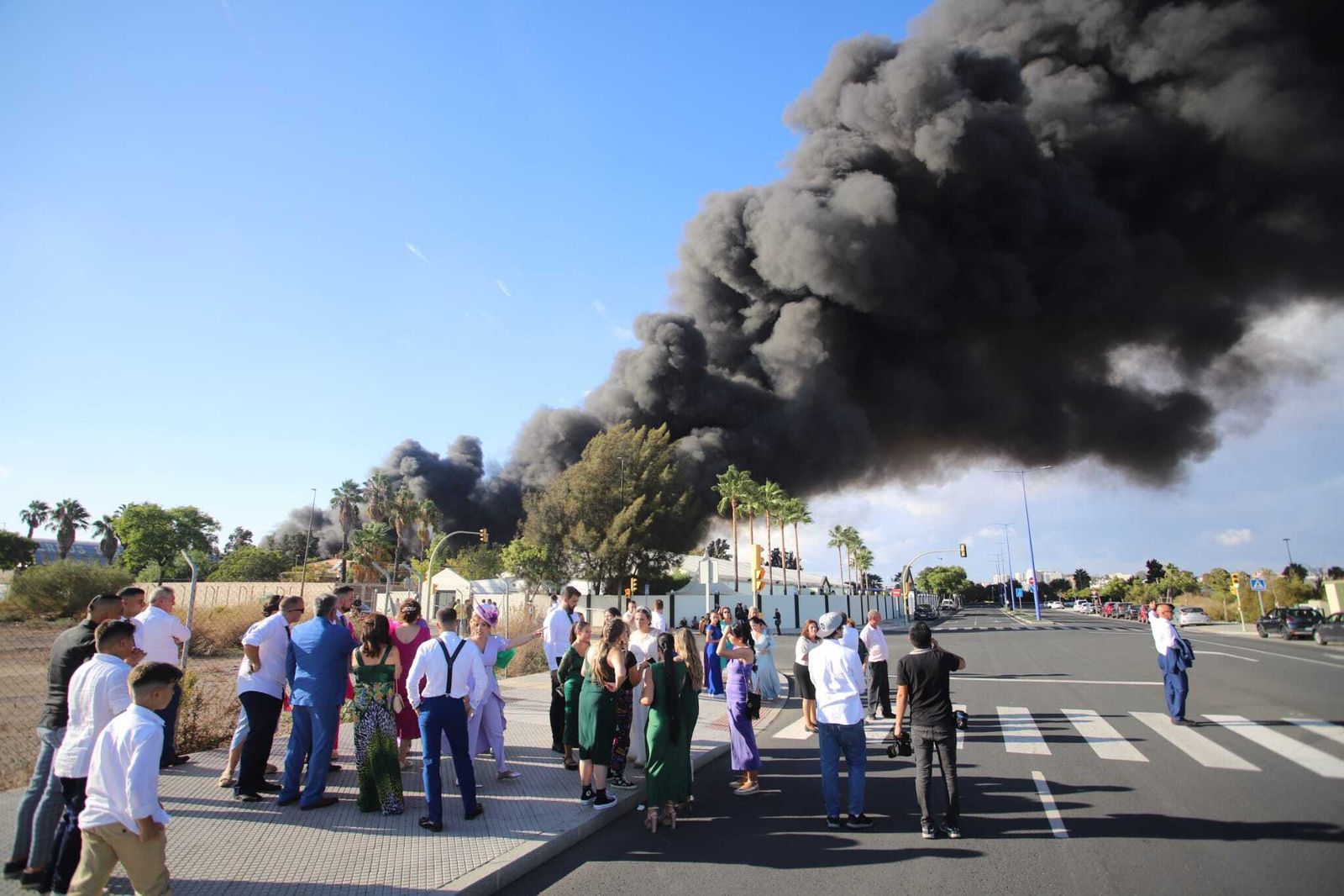Invitados de una boda, desalojados por el incendio.
