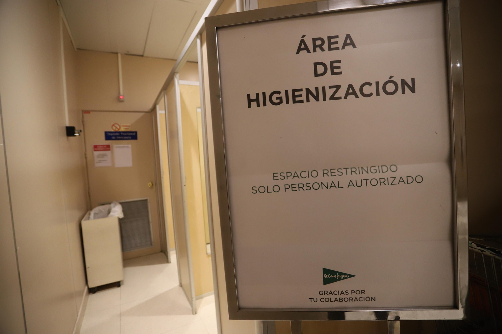 Imágenes del Corte Ingles retomando su actividad en la fase dos de la desescalada en Huelva