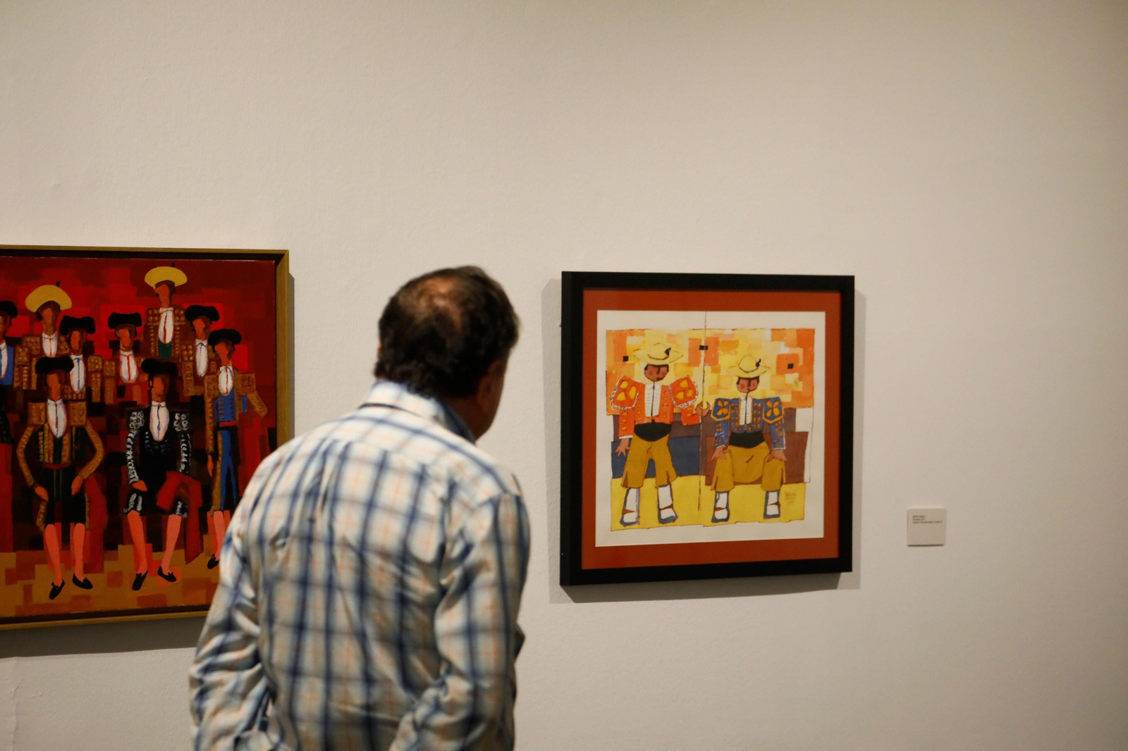 Un hombre observa dos obras de temática taurina de la exposición de Mariano Aguayo en Vimcorsa. Un hombre observa dos obras de temática taurina de la exposición de Mariano Aguayo en Vimcorsa.