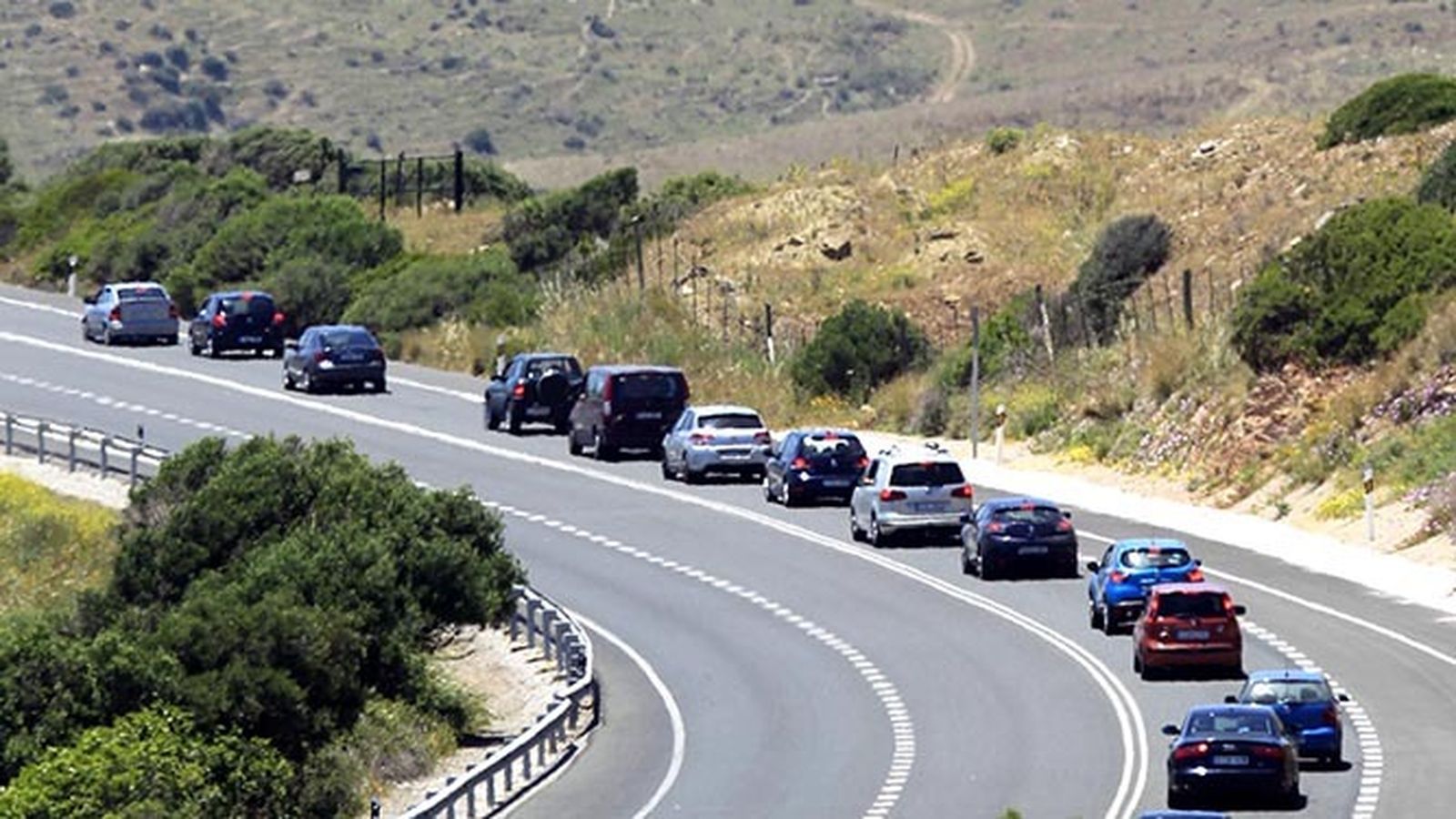 Una cola de vehículos, en el entorno de Tarifa.