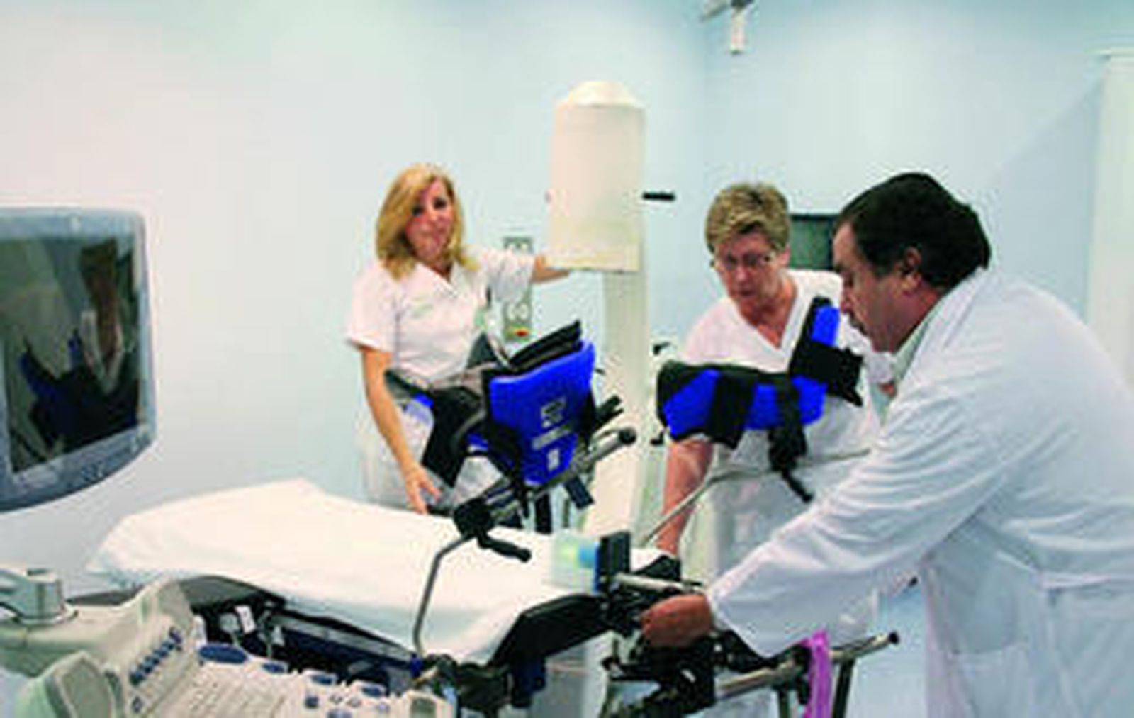 Varios profesionales en una sala de braquiterapia, que permite implantar cápsulas radioterápicas.