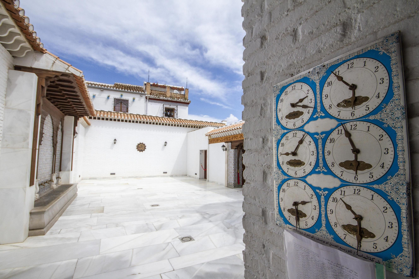 Fotos: la Mezquita Mayor de Granada, vacía por el confinamiento durante el Ramadán