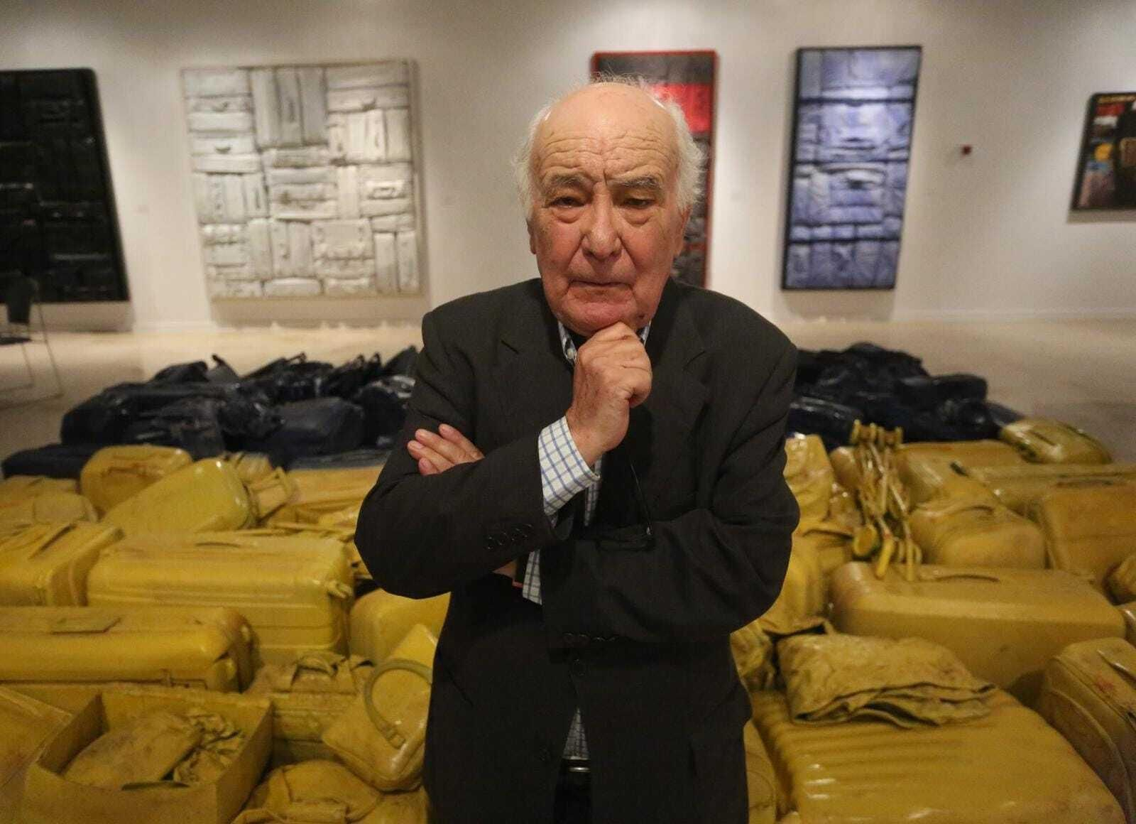 Cristóbal Toral junto a varias de sus piezas. Cristóbal Toral junto a varias de sus piezas.