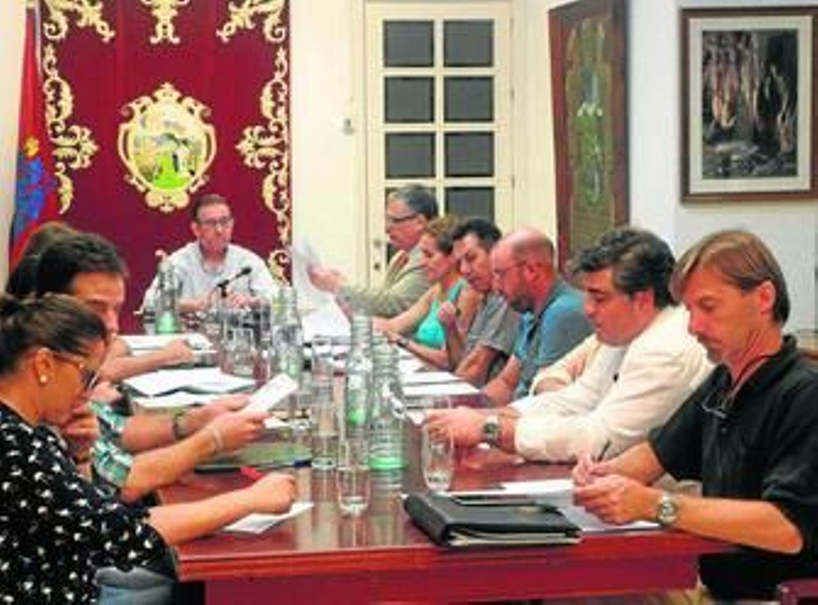 Pleno del Ayuntamiento de Aracena presidido por el alcalde.