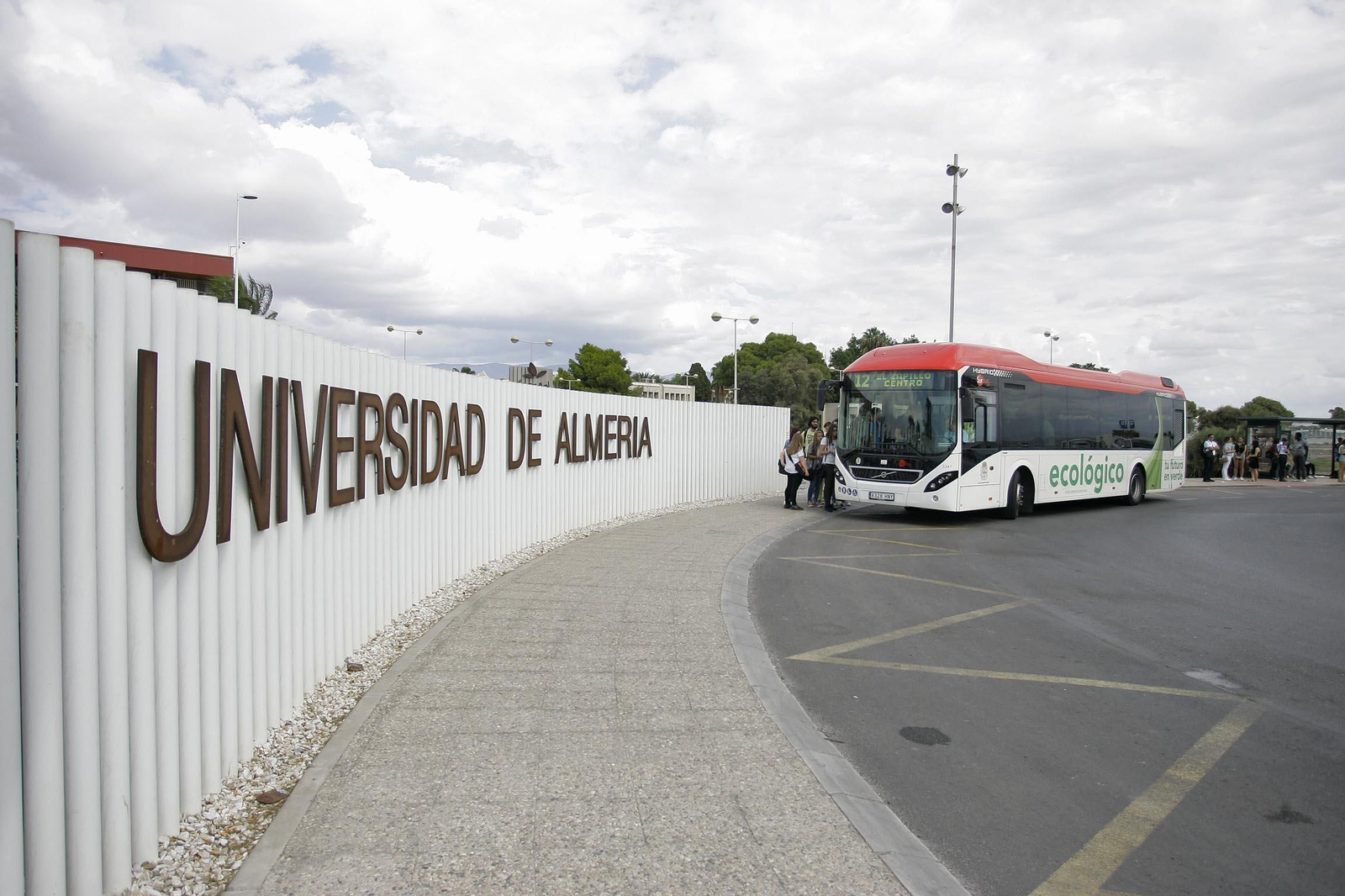 Autobús urbano en la parada de la Universidad de Almería