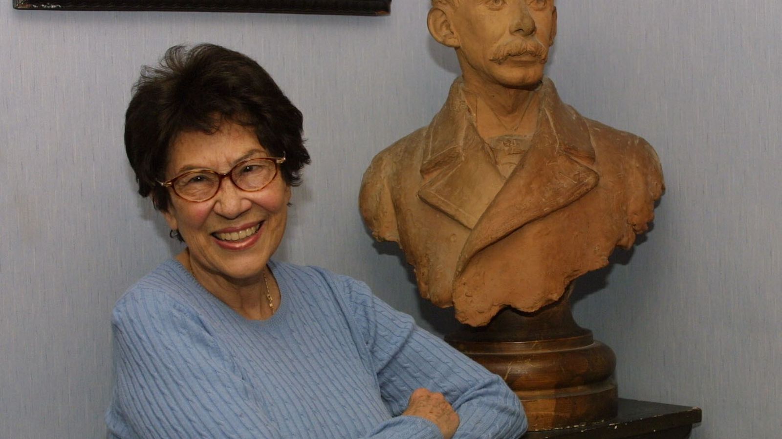 Ana Seco de Lucena junto a un busto de su abuelo.
