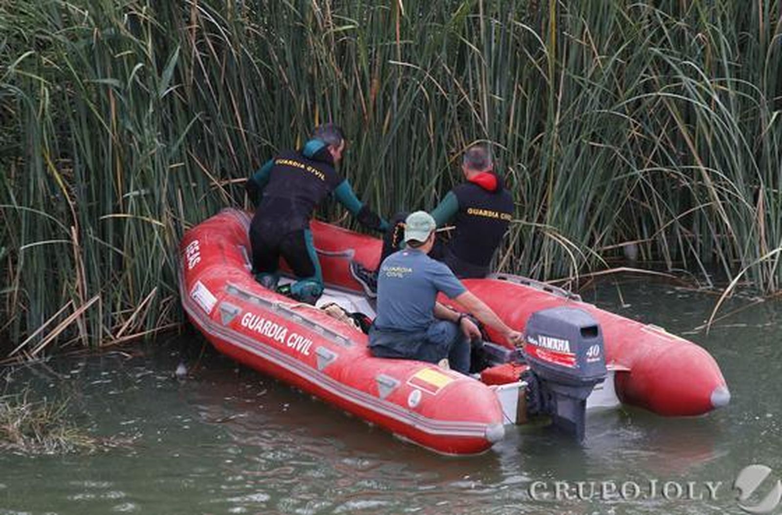 Los buzos buscan el río el cadáver del bañista. 

Foto: Victoria Hidalgo