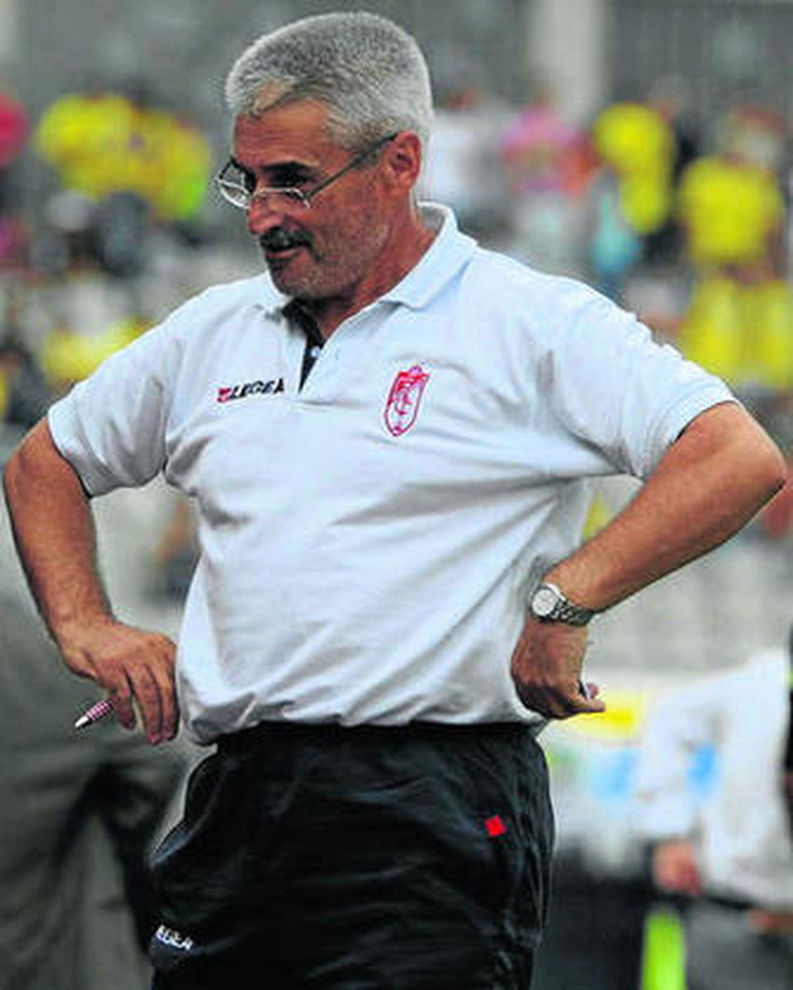 Fabri dialoga con su banquillo con los brazos en jarra.