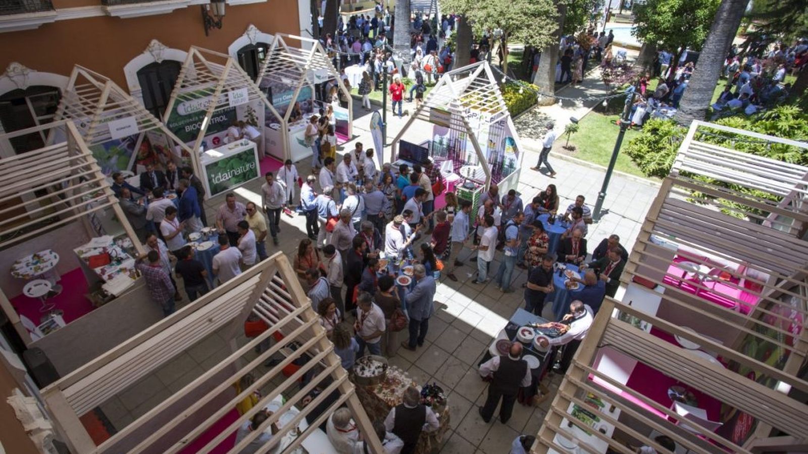 Stands de exposiciones en el patio de La Casa Colón en la V edición del Congreso