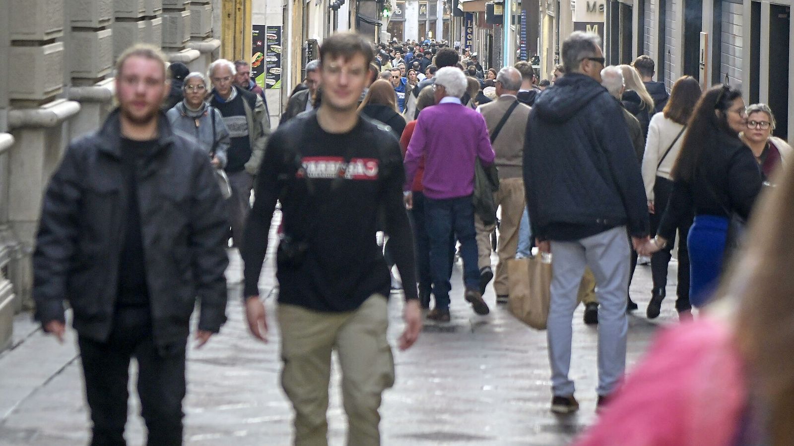 En las calles del centro se mezclan quienes hacen sus compras con turistas