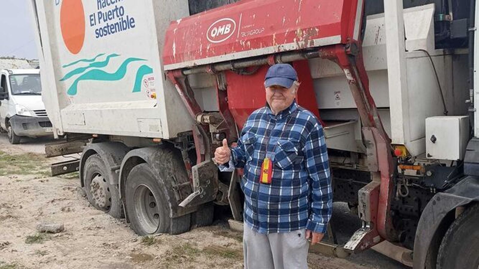El camión de recogida de residuos, hundido en la calzada de la calle Juana Jugan.
