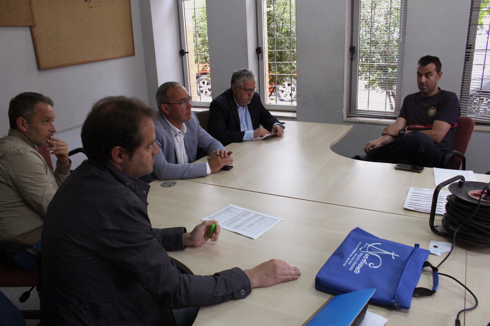 Los alcaldes socialistas reunidos con los Bomberos, el pasado mes de mayo.