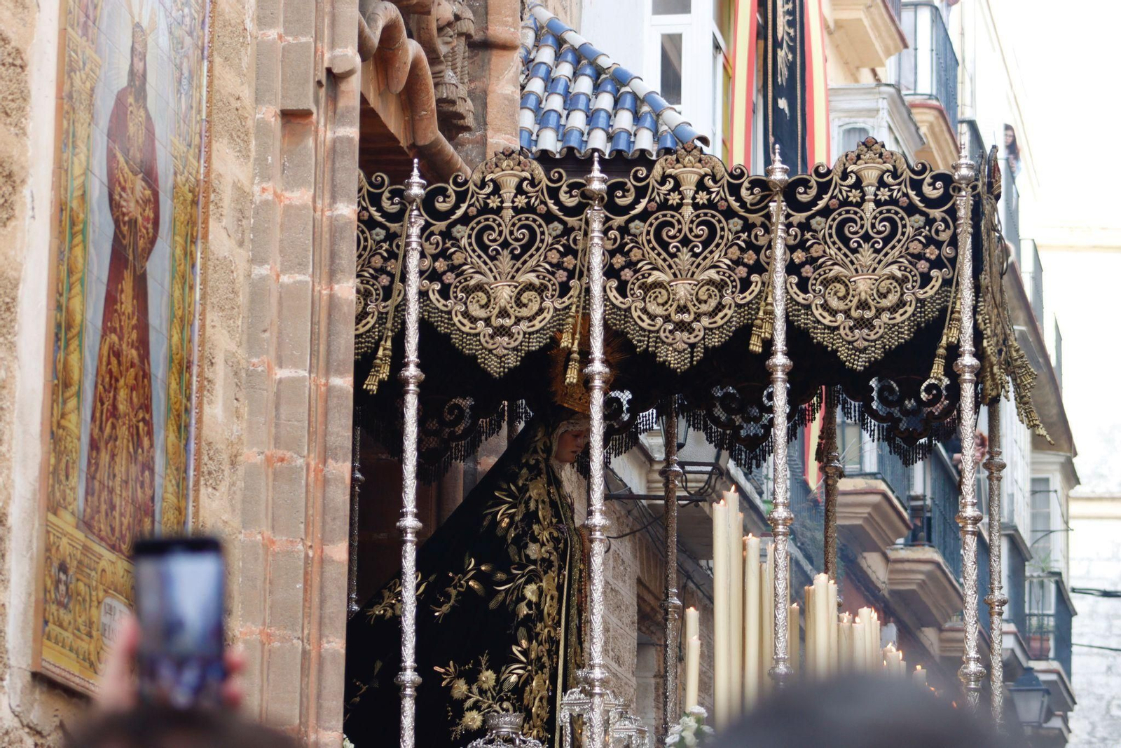 Imágenes de la procesión de la Virgen de los Dolores de Servitas en Cádiz