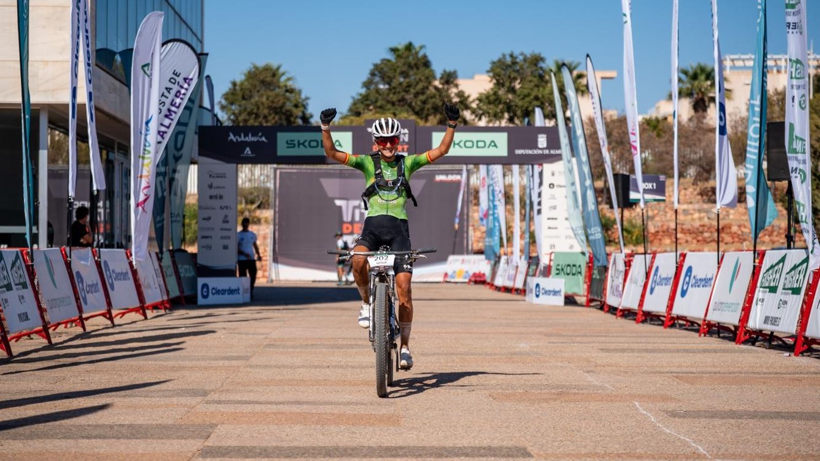 Natalia Fischer celebra su llegada a meta en esta primera etapa.