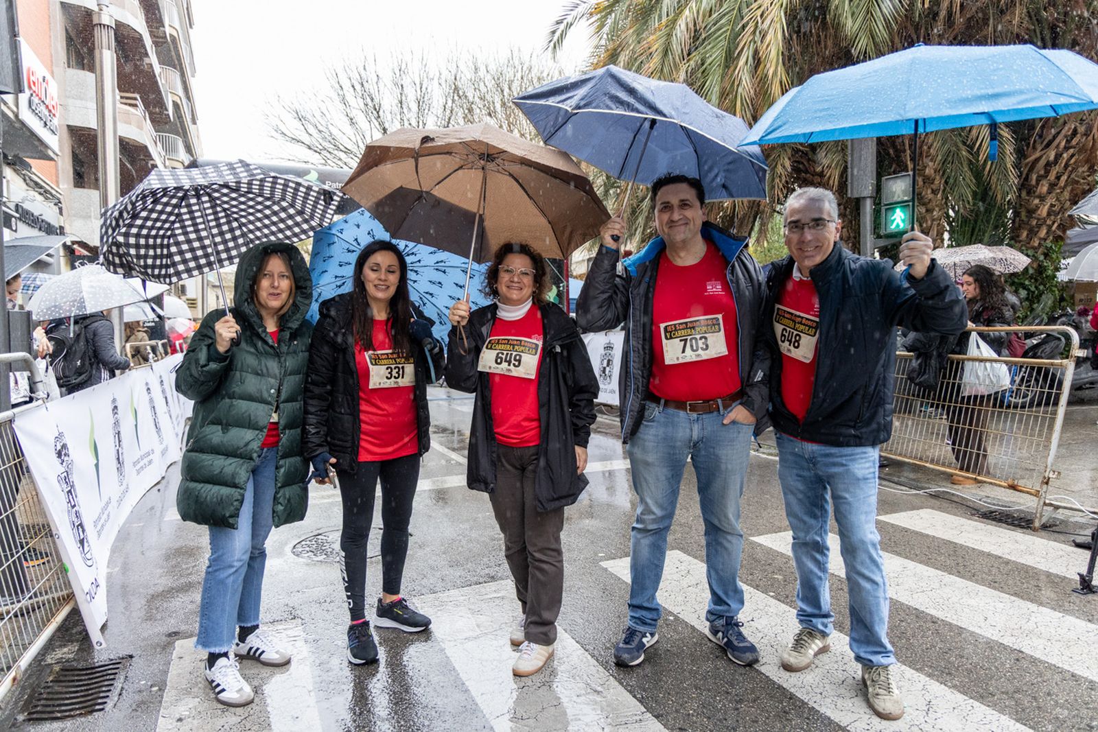 En imágenes: la lluvia no frena a más de un millar de corredores en la V Carrera Popular del IES San Juan Bosco (1)