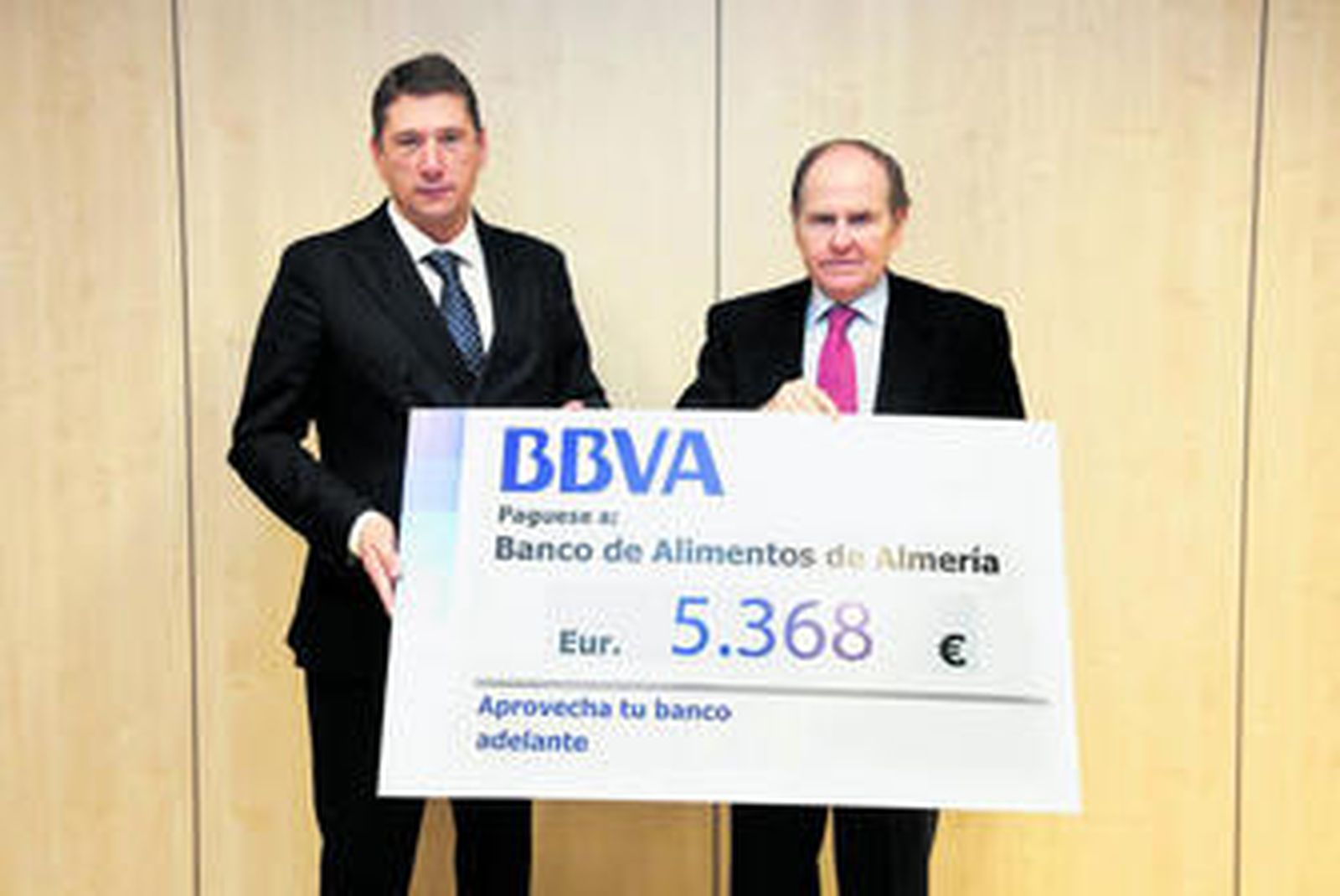Empleados y clientes del BBVA donan más de 5.000 euros al Banco de Alimentos