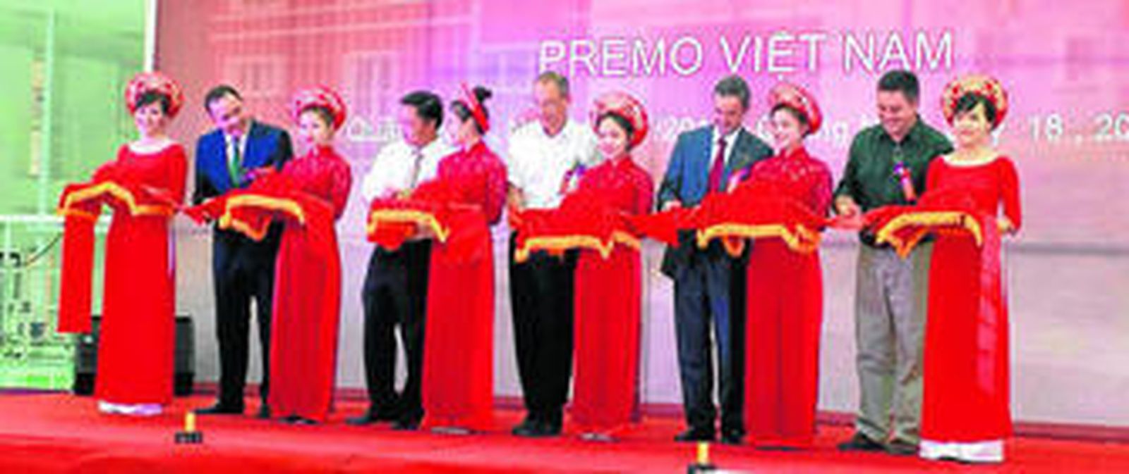 David Bendel, presidente de Grupo Premo, y Ezequiel Navarro, consejero delegado, en la inauguración oficial junto a otros representantes de España y Vietnam.