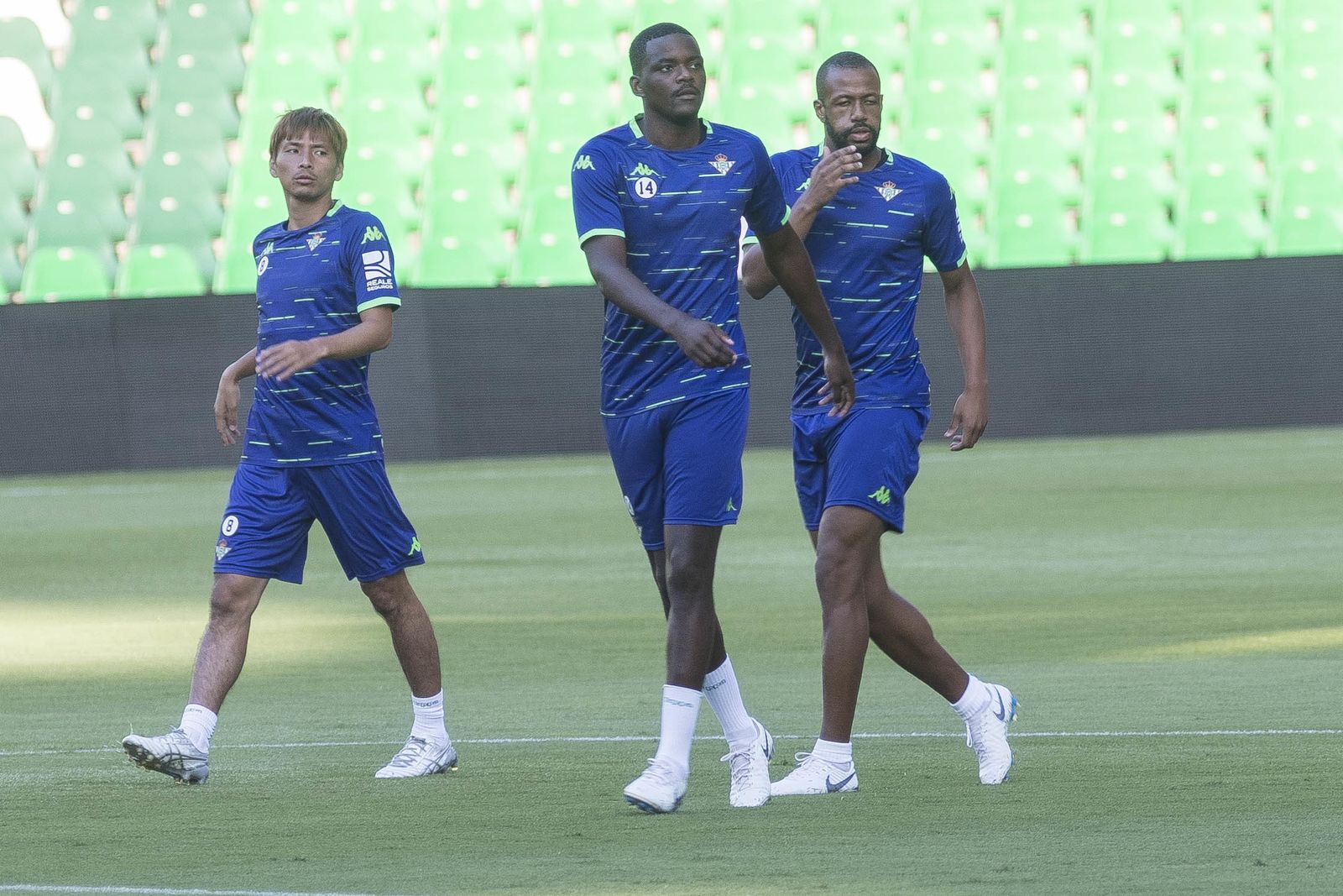 Sidnei, en un entrenamiento junto a Carvalho e Inui.