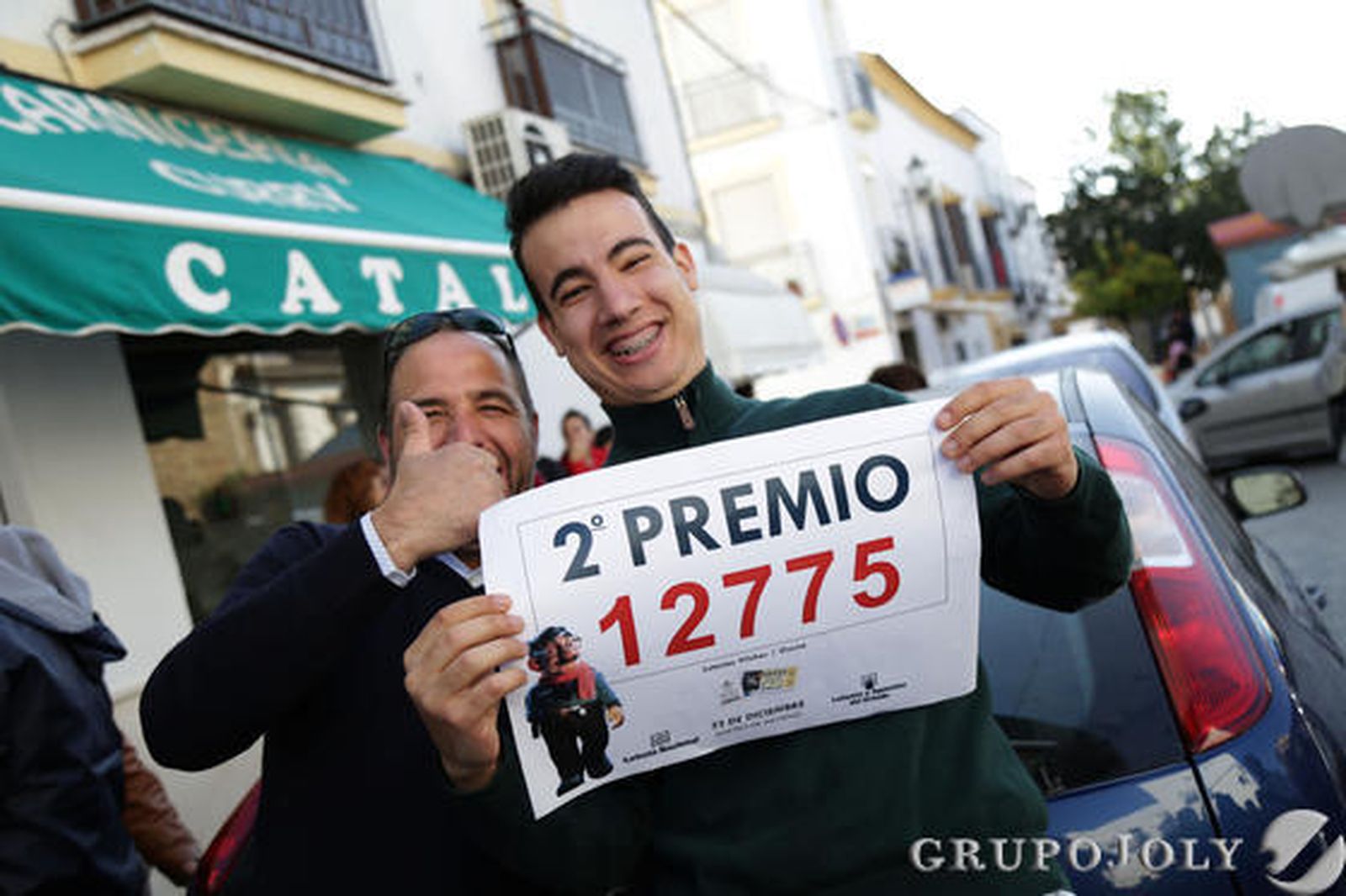 Vecinos de Osuna, agraciados con el segundo premio al número 12775.

Foto: M.J.López