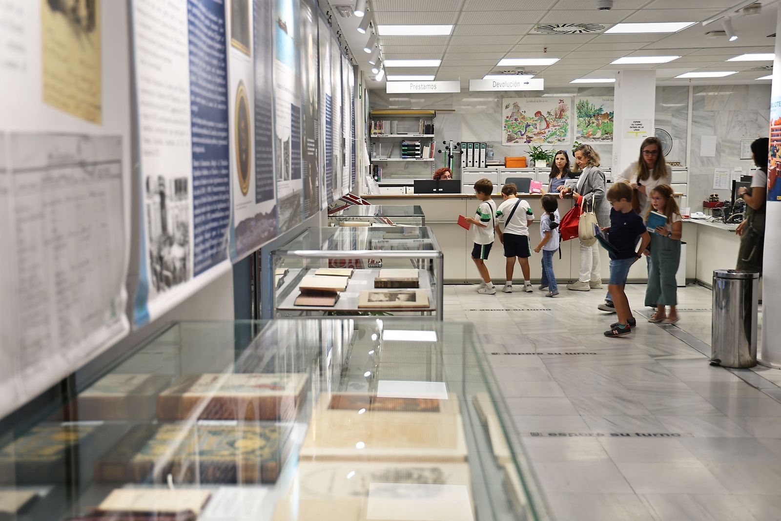 Vestíbulo de la biblioteca de Huelva.