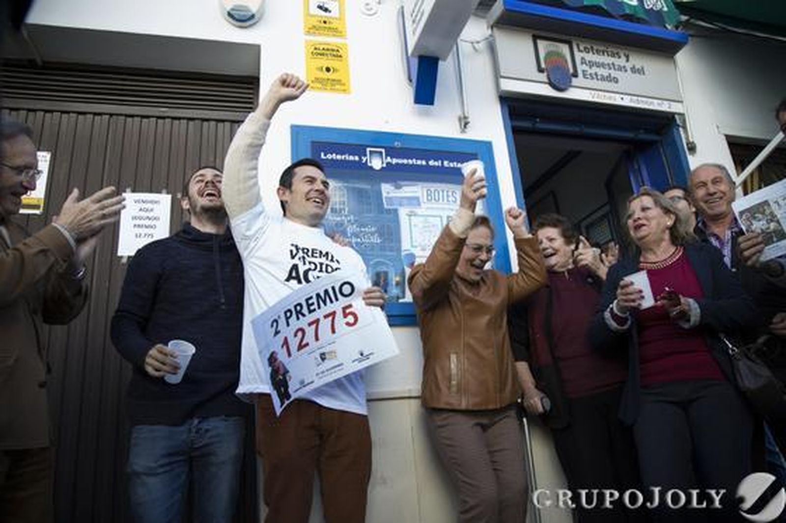 Vecinos de Osuna, agraciados con el segundo premio al número 12775.

Foto: M.J.López
