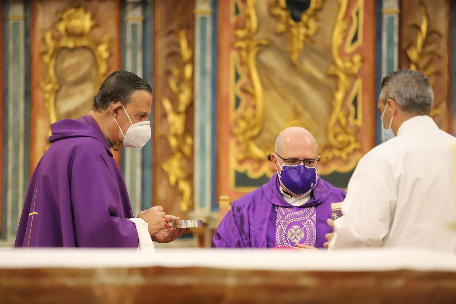 Imágenes de la imposición de cenizas en el inicio de la Cuaresma en la Catedral de Huelva