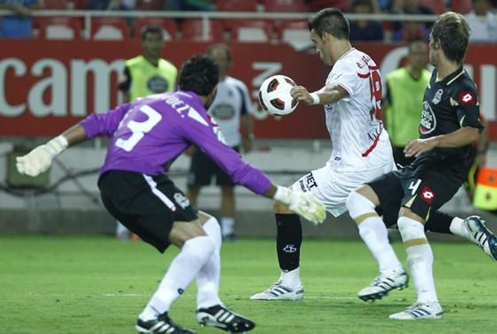 El Sevilla no puede superar al Deportivo de la Couruña en el Sánchez Pizjuán. / Antonio Pizarro