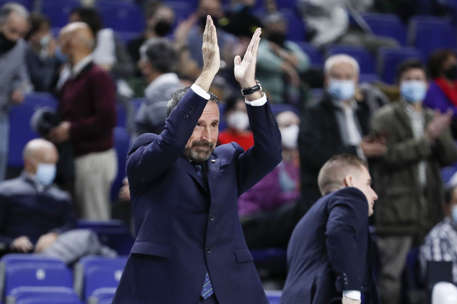 Plaza aplaude al público en el WiZink Center.