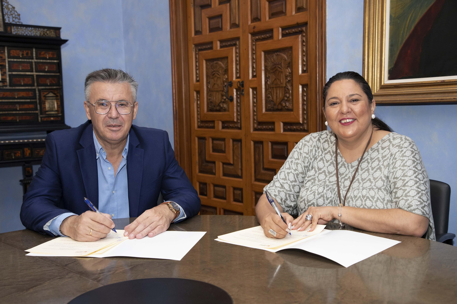 Firma del convenio entre el Iprodeco y el Ayuntamiento de Iznájar.