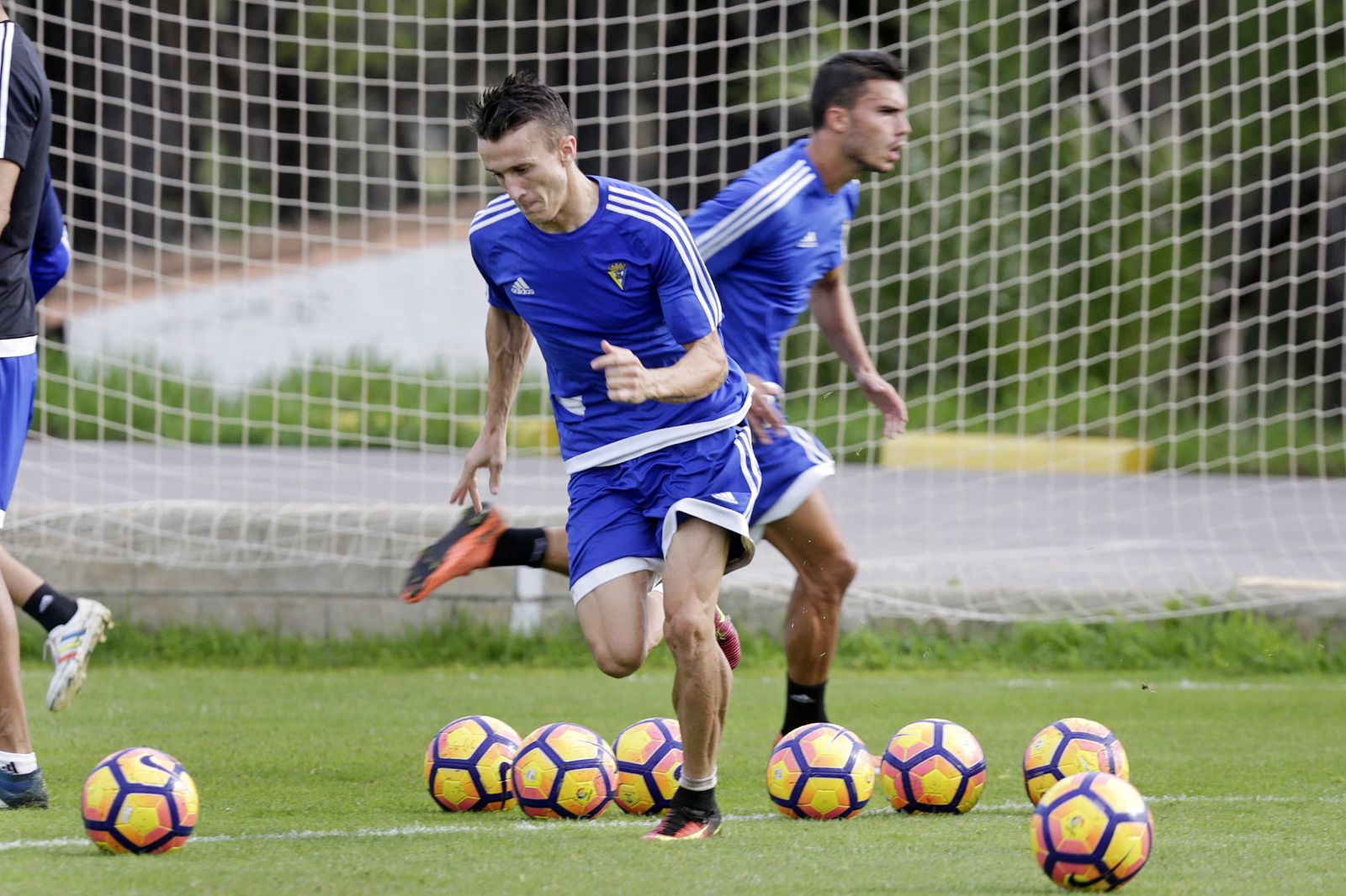 El sanluqueño Salvi esprinta rodeado de balones en el transcurso de una sesión preparatoria.
