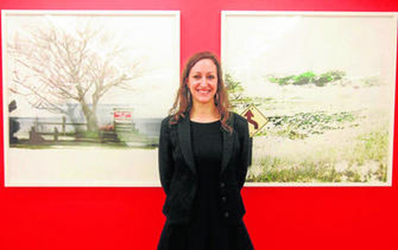 La fotógrafa francesa Axelle Fossier posa delante de dos de las obras de 'Sides / Playas', anoche en la fotogalería de la Ufca.