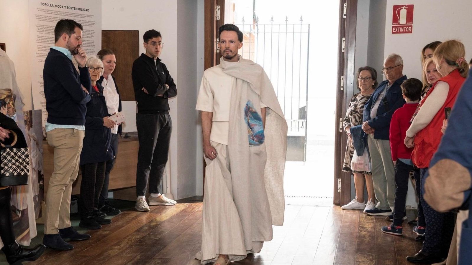 Un modelo en la exposición 'Sorolla, mar y luz'.