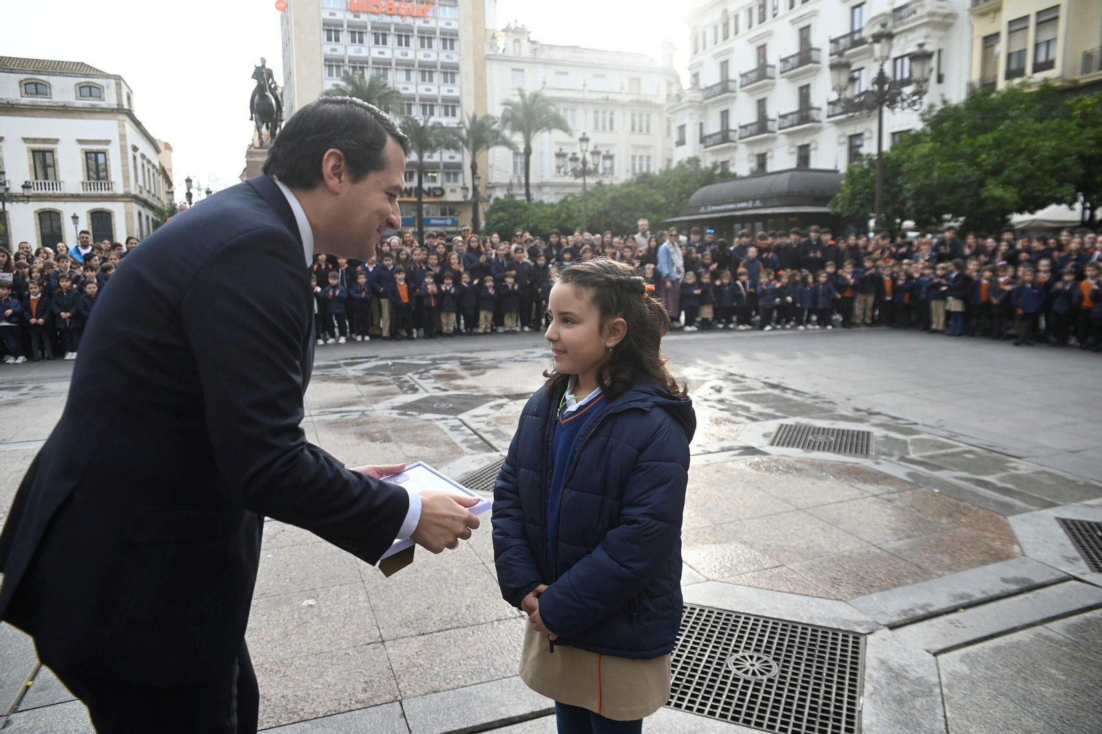 El reconocimiento del colegio Divina Pastora a los colectivos que protegen a los demás, en imágenes