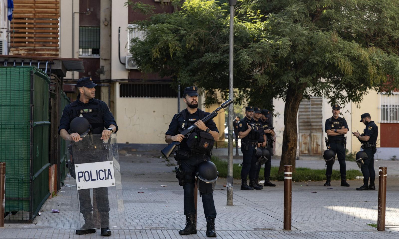 La entrada a la calle Viento del Pueblo, tomada por la Policía Nacional el pasado 23 de octubre.