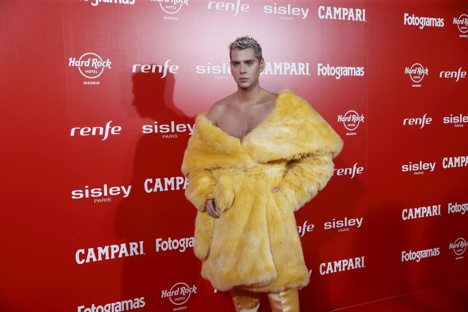 Eduardo Casanova, con abrigo peluche amarillo 'oversize' y pantalón del mismo color, en los premios 'Fotogramas de Plata'.