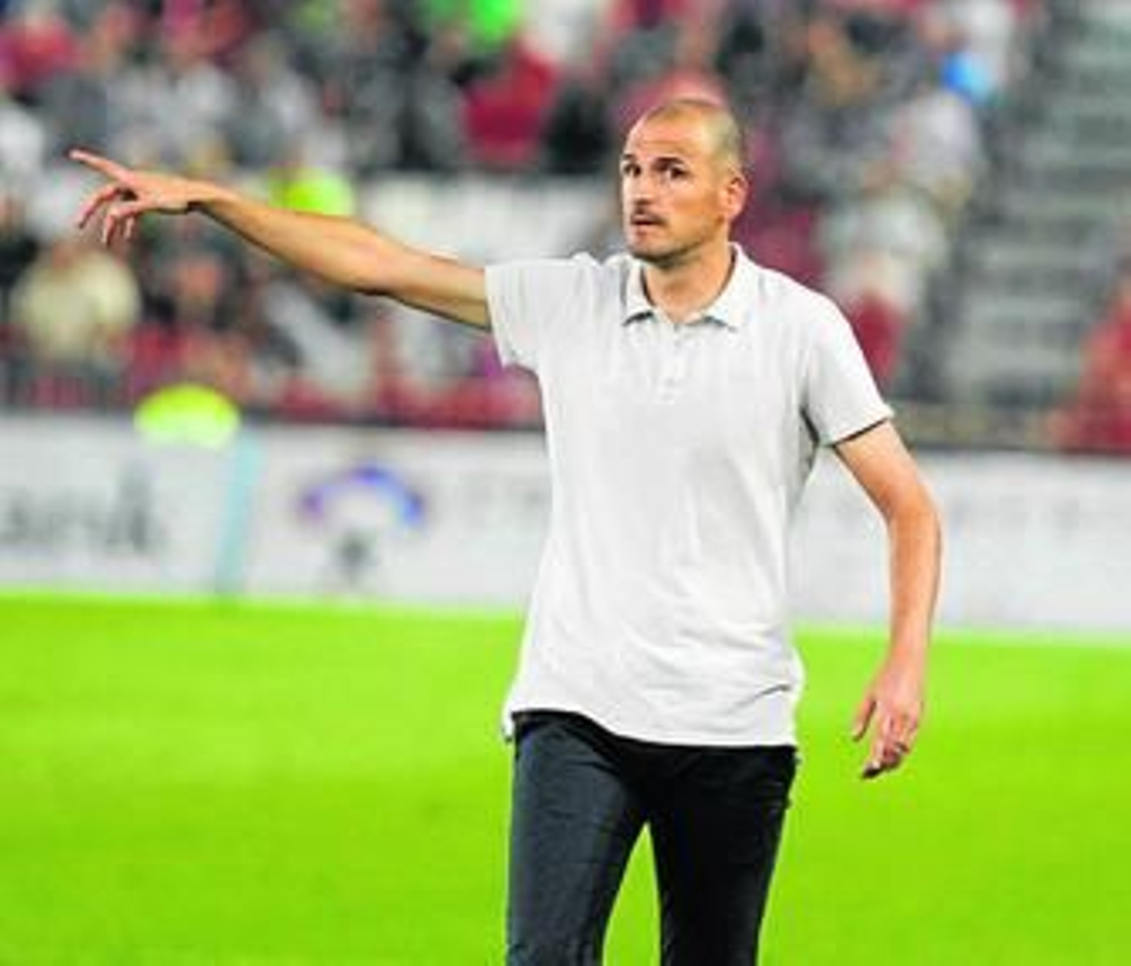 Fernando Soriano realiza indicaciones desde el área técnica.