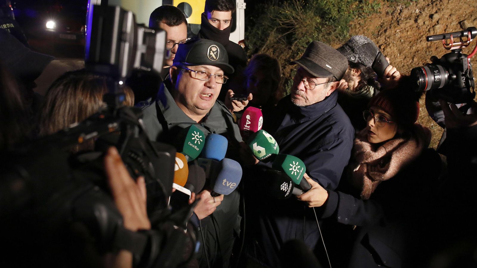 El portavoz de la Guardia Civil atiende a los medios de comunicación.