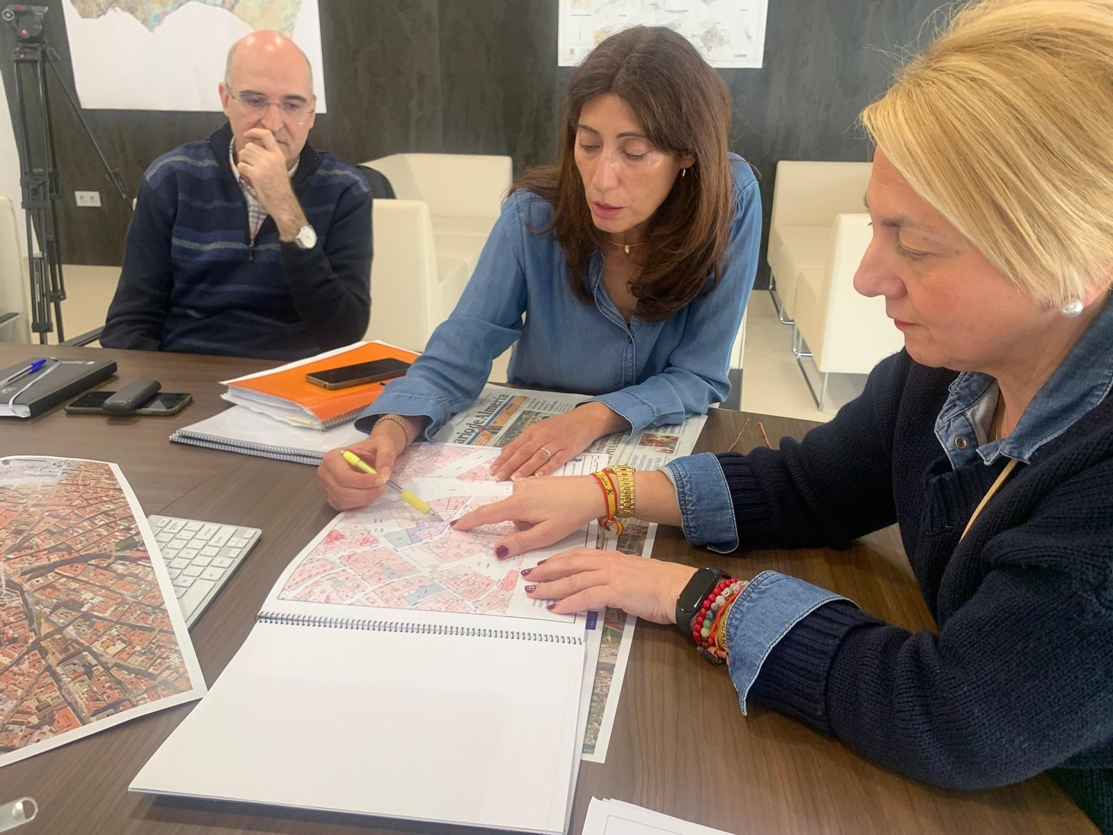 Eloísa Cabrera en la reunión de planeamiento con los técnicos municipales