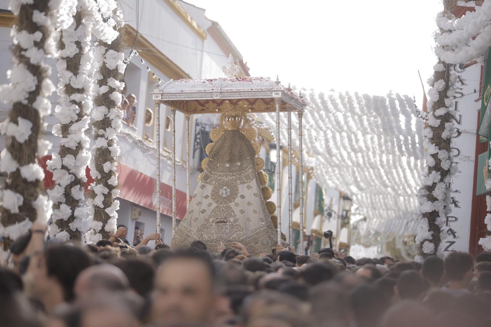 La Virgen del Rocío avanza por las calles de Almonte, en imágenes