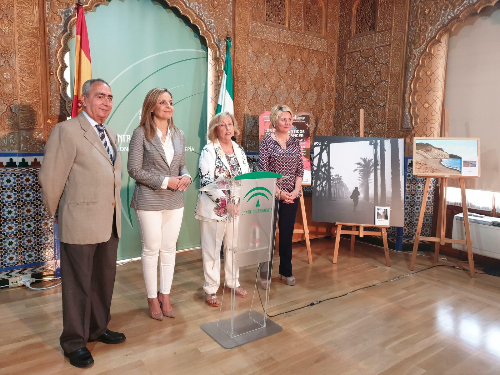 El presidente provincial de la AECC, Francisco Balcázar; la delegada del gobierno de la Junta en Almería, Maribel Sánchez; la presidente de la Junta Local de AECC de Roquetas, Carmen Fernández, y la delegada de Cultura, Eloísa Cabrera.