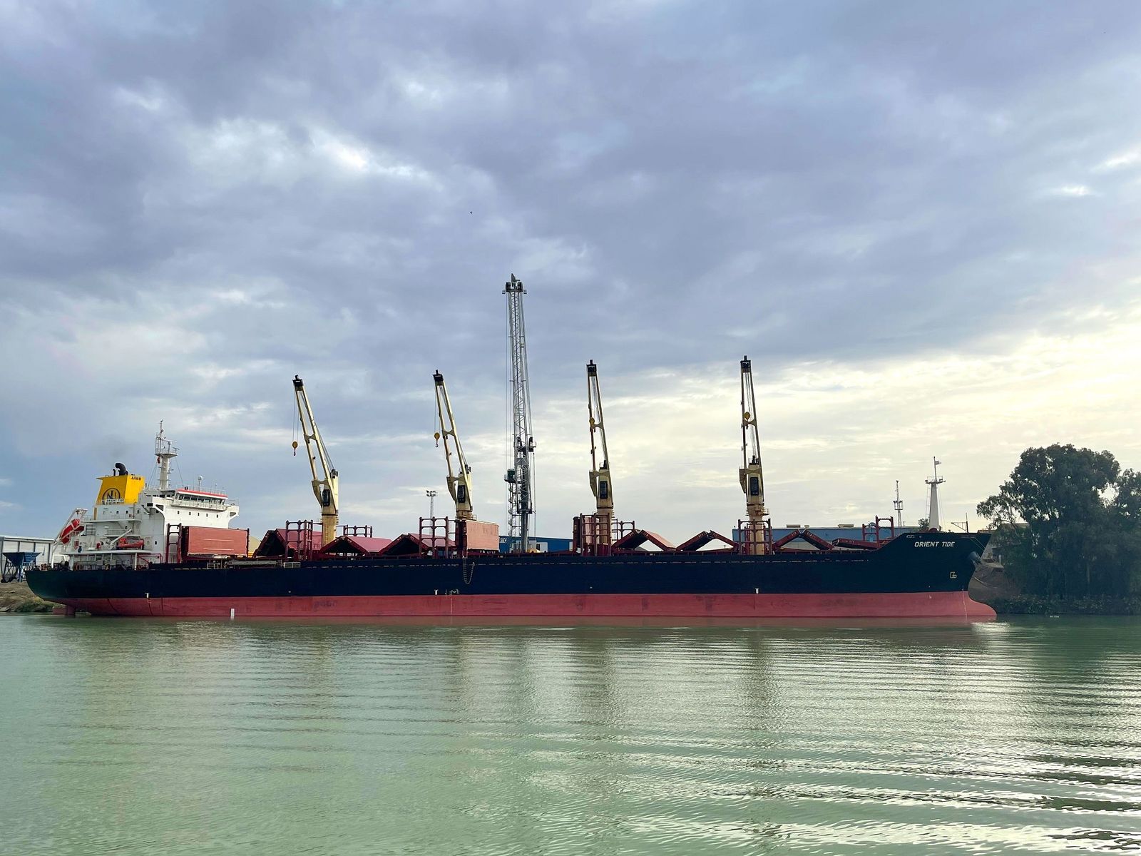 El buque 'Orient Tide' atracado en Carbón Puerto.