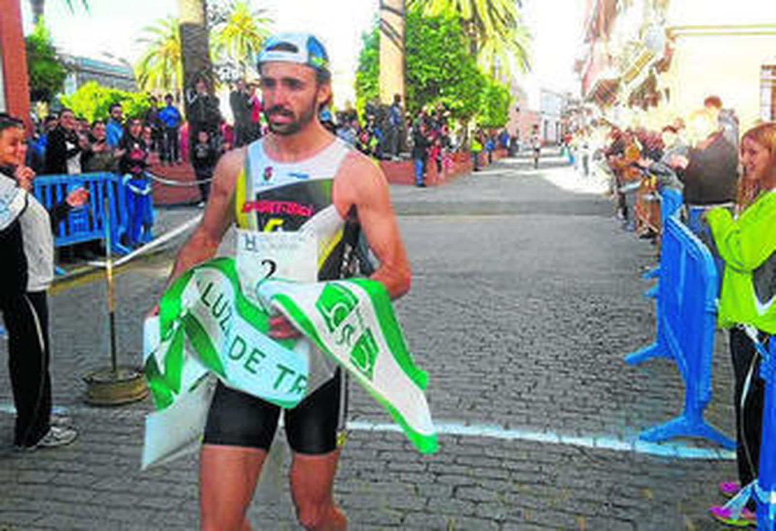 El onubense Saúl Pérez, en el momento de cruzar la línea de meta.